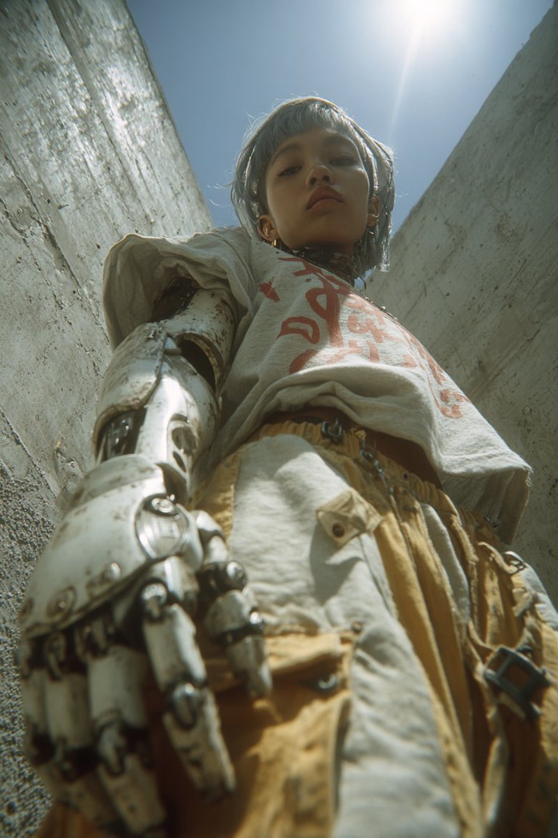 phokuinc's tweet image. Urban light, metal limbs, and human pulse, a glimpse of tomorrow’s wanderers, half dream, half rebellion. Framed by film grain Kodak Ektachrome. 
#FutureFashion #AIPhotography #Midjourney