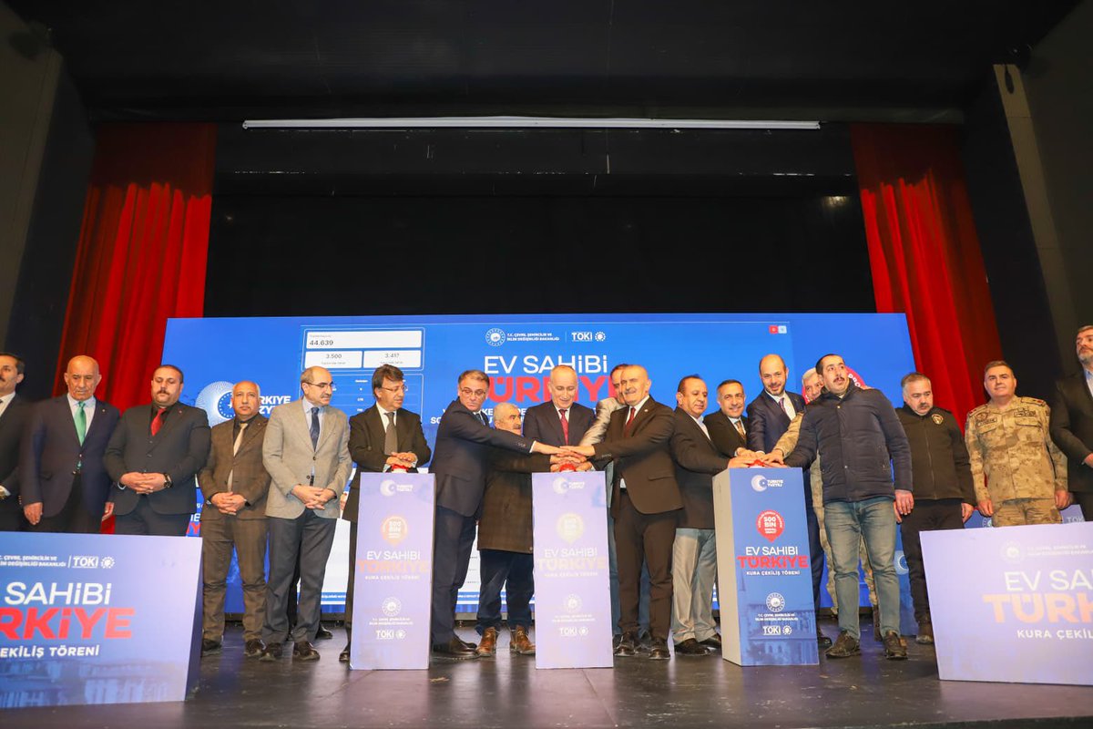 Yüzyılın Konut Projesi’nin kura çekimi; Van'da Bakan Yardımcımız Sayın Ömer Bulut, TOKİ Başkanımız Sayın Levent Sungur, il protokolü ve vatandaşlarımızın katılımıyla gerçekleştirildi.

6⃣ bin 8️⃣0️⃣3️⃣ hak sahibi vatandaşımıza hayırlı olsun.

#EvSahibiTürkiye