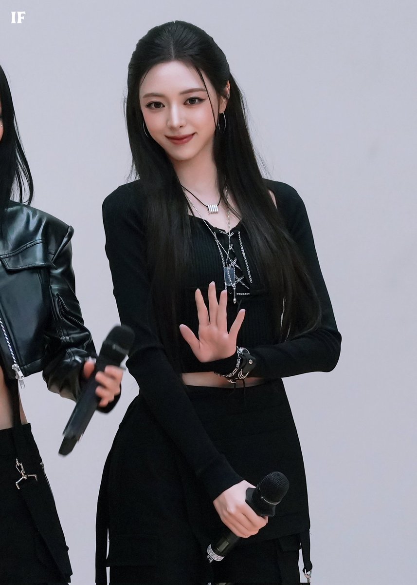 IF_YUNA_1209's tweet image. 251122 #yuna #유나  #ITZY #있지