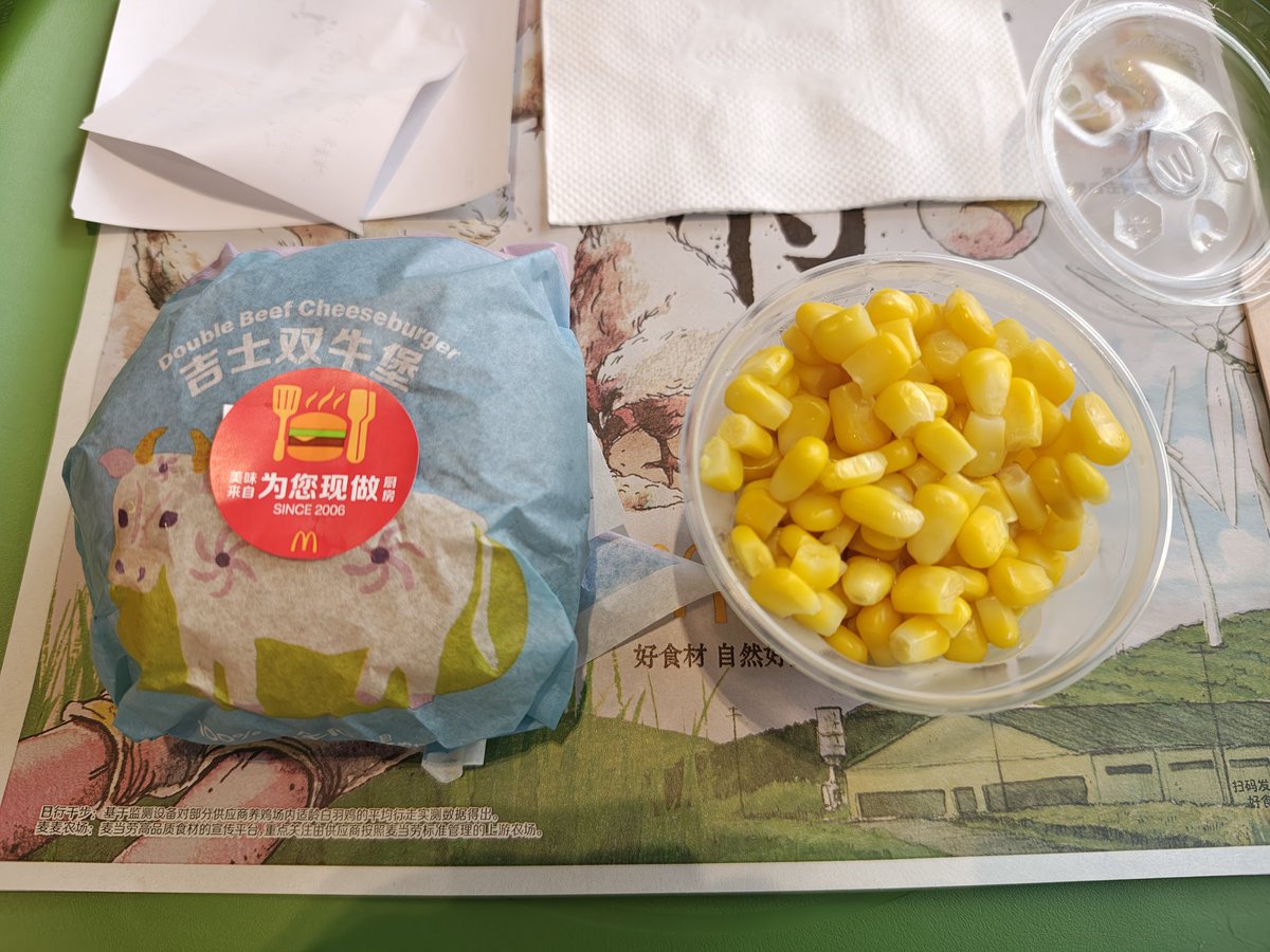 Bill_Chowho's tweet image. 身边最容易买到减脂餐的地方-麦当劳
近期控碳水，晚餐选择了高达芝士双牛堡+玉米杯，整体只需500kal左右。
一般如果汉堡不定制，热量会非常高，但是只要去酱，汉堡热量就只有约400kal，而且牛肉很好补充了所需的蛋白质。再配上玉米的膳食纤维，整个晚餐的营养已经很充分了，饱腹感和抗饿感很强。#减肥