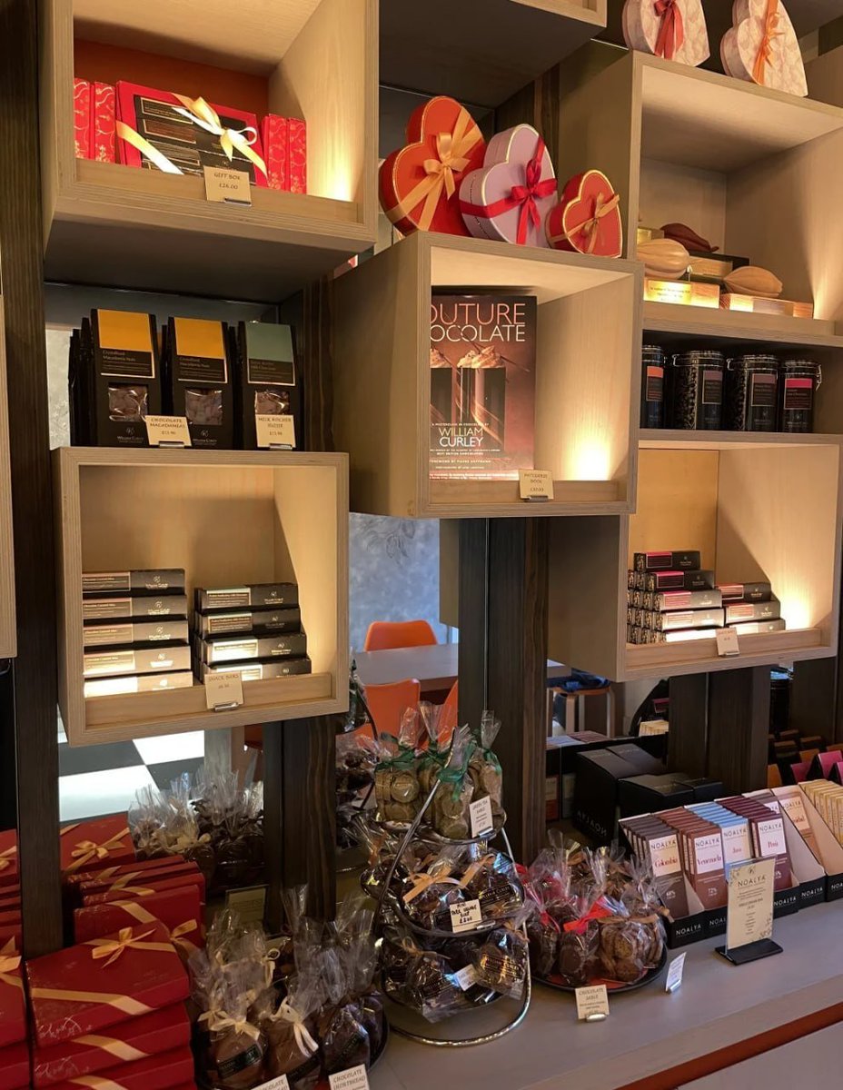 sanjaysurwase's tweet image. Chocolate heaven and design perfection 🍬 Adding beauty to every detail 💡 #InspoEverywhere