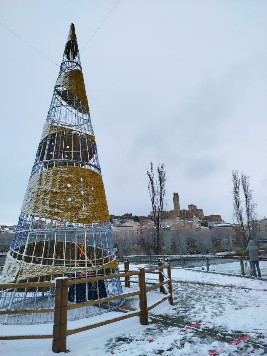 #Lleida s'ha aixecat avui emblanquinada a poques hores de l'arribada de Ses Majestats, #LosReixos 🤴🏻🤴🏽🤴🏽✨🐫🤍
#Eltemps3cat