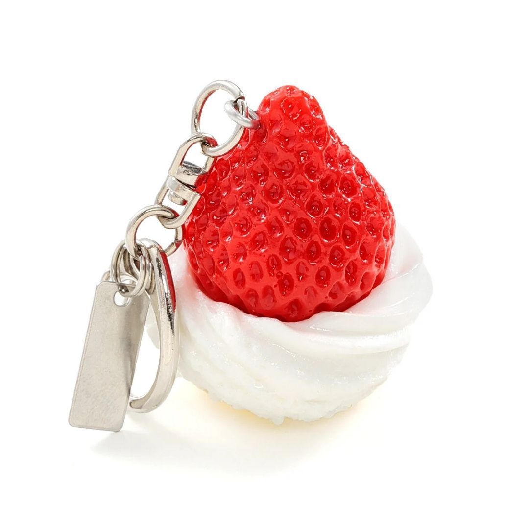 ganso_sample's tweet image. 毎月15日がいちごの日らしいけど、
1月5日も「いちご」にしたいと思ってる中の人です笑

というわけで今日はいちご商品をご紹介🍓✨

しかもショートケーキから連れてきました🍰
このいちご、あなたは
▶最初に食べる？
▶最後に食べる？

コメントで教えて！
shop.ganso-sample.com/search?q=%E3%8…