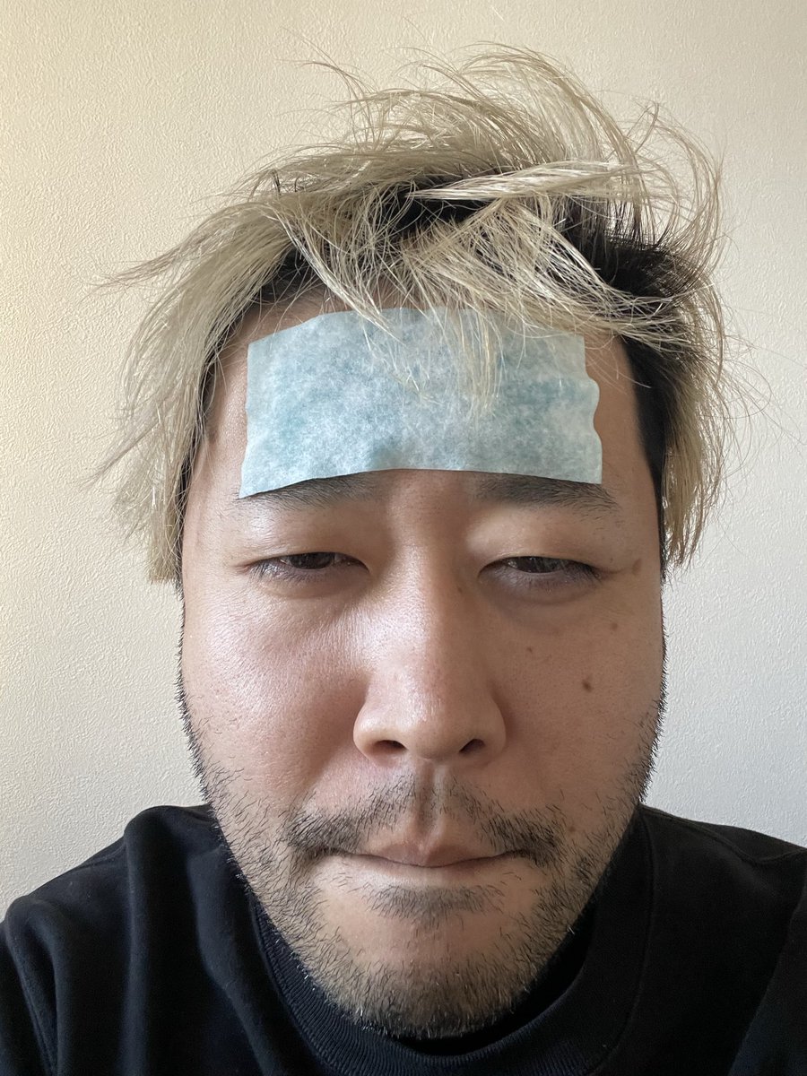 doipiazza's tweet photo. 元日から39度台の高熱で寝込んでました...。
なんとか手に入れた冷えピタが子ども用でおでこの真ん中しか冷やせませんでした。
明けましておめでとうございます。 https://t.co/21EtW9hMfX