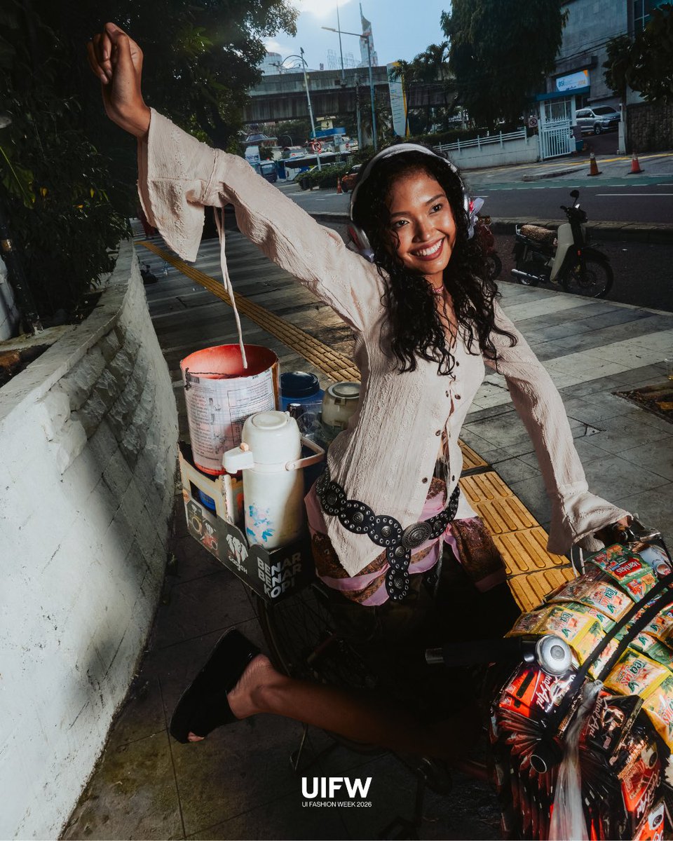 UIFASHIONWEEK's tweet photo. Meet Clarita Cahya Adity (24) from Bekasi.

Just enjoying her time while jamming music in her ears as she moves with the city’s rhythm. Her look flows easily under the heat. https://t.co/Cmbkl41AX8