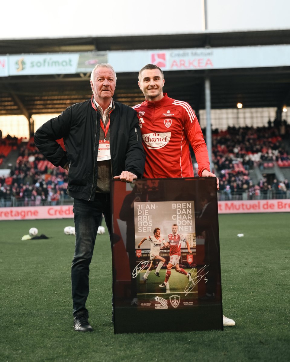 SB29's tweet image. 𝐃𝐞𝐮𝐱 𝐥𝐞́𝐠𝐞𝐧𝐝𝐞𝐬. 𝐔𝐧 𝐩𝐚𝐬𝐬𝐚𝐠𝐞 𝐝𝐞 𝐟𝐥𝐚𝐦𝐛𝐞𝐚𝐮. ⚔️🛡️

Face à Auxerre, 𝘽𝙧𝙚𝙣𝙙𝙖𝙣 𝘾𝙝𝙖𝙧𝙙𝙤𝙣𝙣𝙚𝙩 et 𝙅𝙚𝙖𝙣-𝙋𝙞𝙚𝙧𝙧𝙚 𝘽𝙤𝙨𝙨𝙚𝙧 ont été réunis pour un moment fort de l’histoire du club 🤝

Devenu le joueur le plus capé de l’histoire du club…