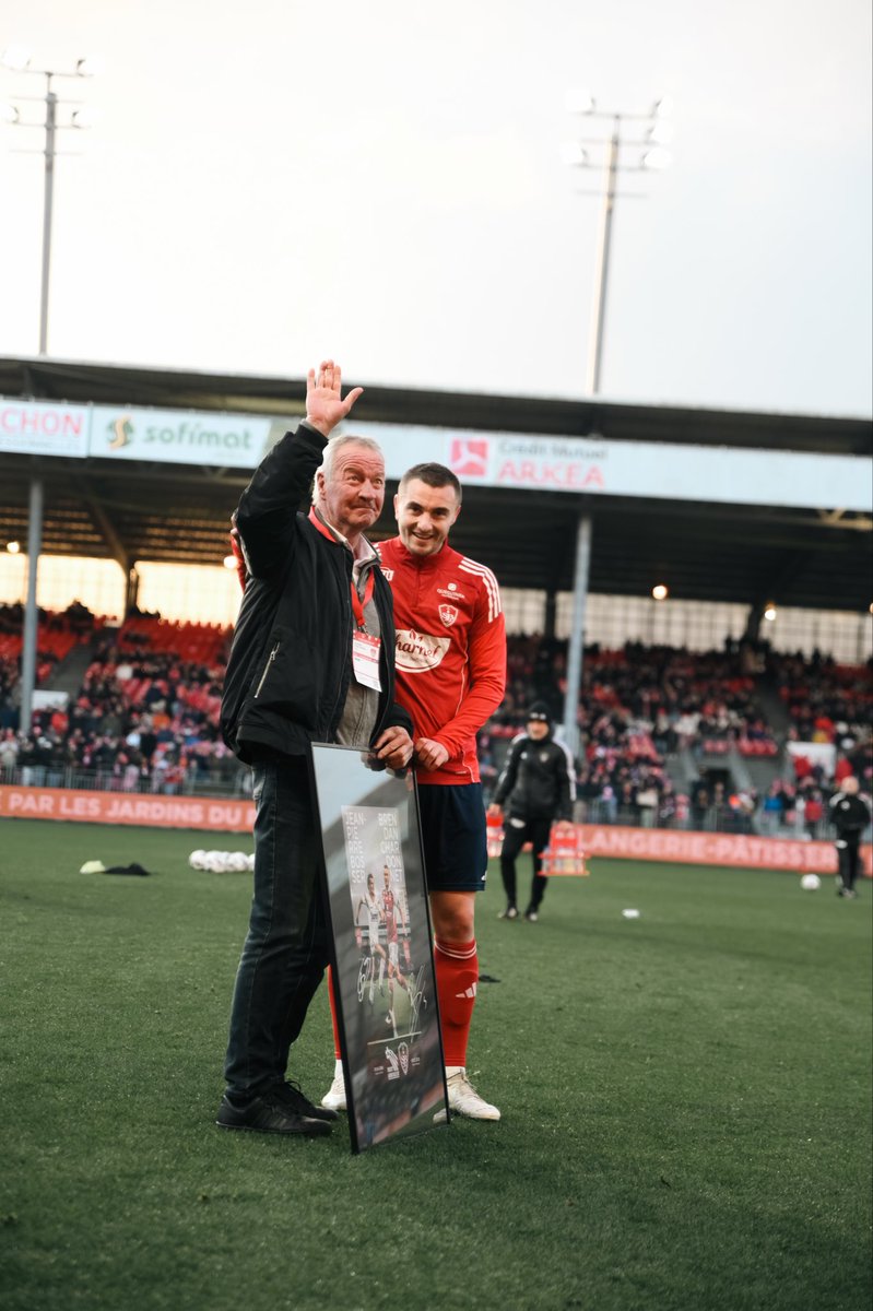 SB29's tweet image. 𝐃𝐞𝐮𝐱 𝐥𝐞́𝐠𝐞𝐧𝐝𝐞𝐬. 𝐔𝐧 𝐩𝐚𝐬𝐬𝐚𝐠𝐞 𝐝𝐞 𝐟𝐥𝐚𝐦𝐛𝐞𝐚𝐮. ⚔️🛡️

Face à Auxerre, 𝘽𝙧𝙚𝙣𝙙𝙖𝙣 𝘾𝙝𝙖𝙧𝙙𝙤𝙣𝙣𝙚𝙩 et 𝙅𝙚𝙖𝙣-𝙋𝙞𝙚𝙧𝙧𝙚 𝘽𝙤𝙨𝙨𝙚𝙧 ont été réunis pour un moment fort de l’histoire du club 🤝

Devenu le joueur le plus capé de l’histoire du club…