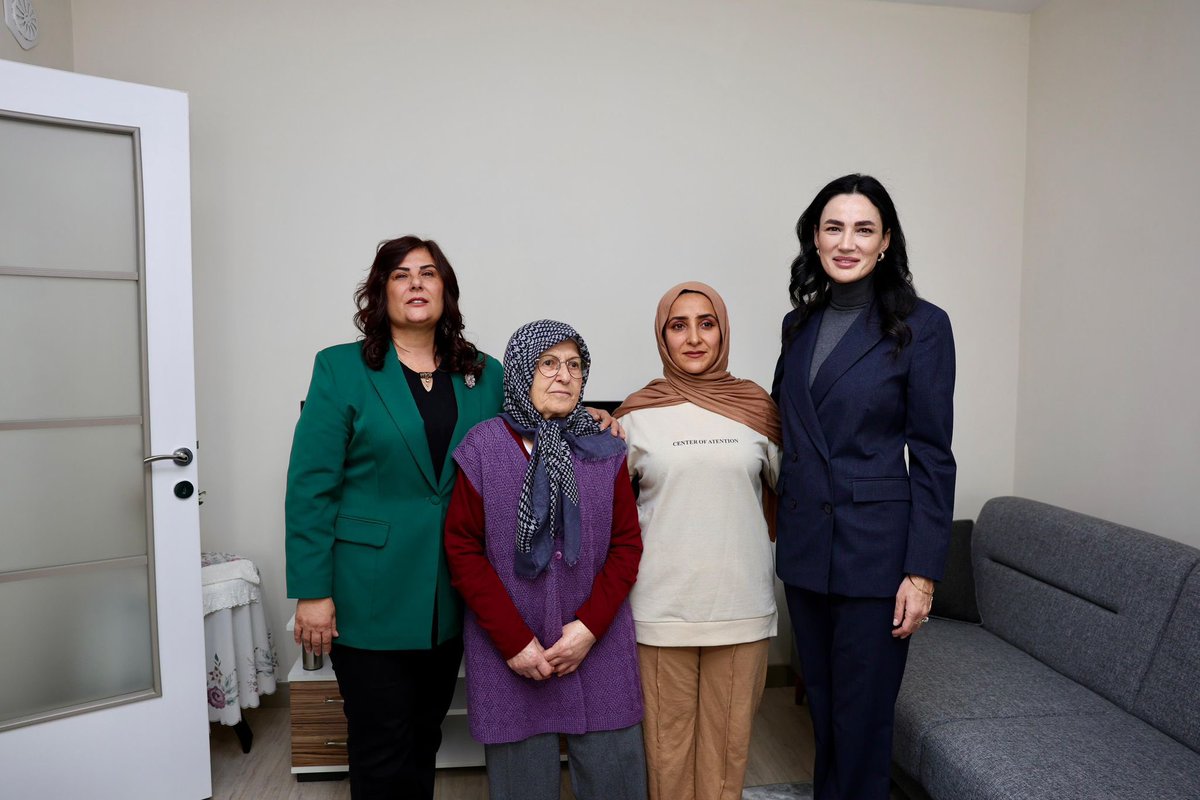 OZLEM_CERCIOGLU's tweet photo. Aydın’da 19 Ocak 2017 tarihinde görevi başında şehit olan; Polis Memurumuz İbrahim Karaarslan’ın kıymetli anneleri Hatun Karaaslan’ı Milletvekilimiz Sn. Seda Sarıbaş ile birlikte ziyaret ettik.

Vatan uğruna can veren tüm şehitlerimizi rahmet ve minnetle anıyoruz. https://t.co/FMxcGyZNqr