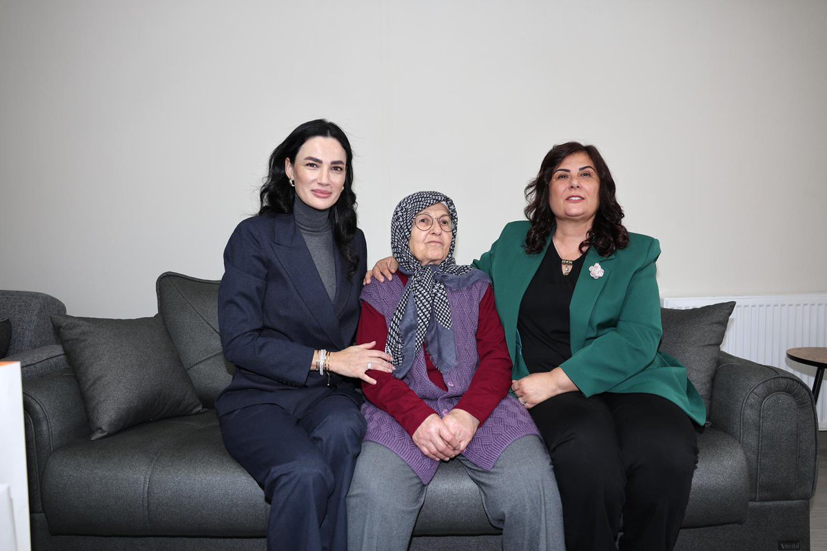 OZLEM_CERCIOGLU's tweet photo. Aydın’da 19 Ocak 2017 tarihinde görevi başında şehit olan; Polis Memurumuz İbrahim Karaarslan’ın kıymetli anneleri Hatun Karaaslan’ı Milletvekilimiz Sn. Seda Sarıbaş ile birlikte ziyaret ettik.

Vatan uğruna can veren tüm şehitlerimizi rahmet ve minnetle anıyoruz. https://t.co/FMxcGyZNqr