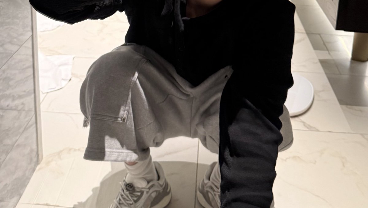 userlinoring's tweet image. the way my brain is leeknowpilled enough to know which shorts hes talking about brah i need help