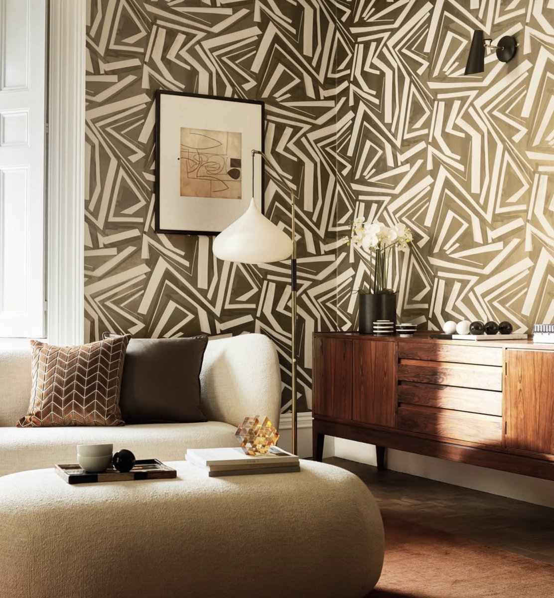 Curtaincraft's tweet photo. With its inky brush-mark detail and softly shifting shadows, Transverse, from Harlequin, proves that a neutral wallpaper can still transform a room.
⁠
See how we can transform your interior at https://t.co/i8w6YsL51L or https://t.co/RbJYhbVBdO

#ColourInDesign #LivingSpace #Home https://t.co/HBmPSJMoB6