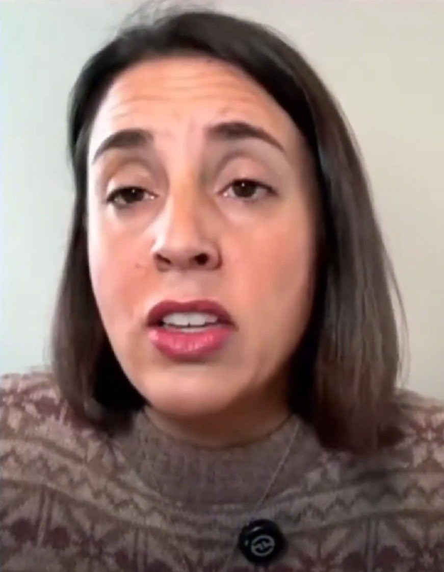 jaimeberenguer's tweet image. Mirad la marca de las gafas de esquí en la cara.
Se van a esquiar, seguro que no a un lugar barato, y se tienen que arrinconar en un lado de la suite, con un plano corto para que no se vea nada, a grabar un mensaje de defensa del chavismo y de Maduro.
Cuánta infamia.