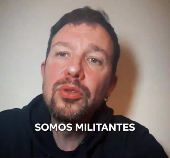 jaimeberenguer's tweet image. Mirad la marca de las gafas de esquí en la cara.
Se van a esquiar, seguro que no a un lugar barato, y se tienen que arrinconar en un lado de la suite, con un plano corto para que no se vea nada, a grabar un mensaje de defensa del chavismo y de Maduro.
Cuánta infamia.