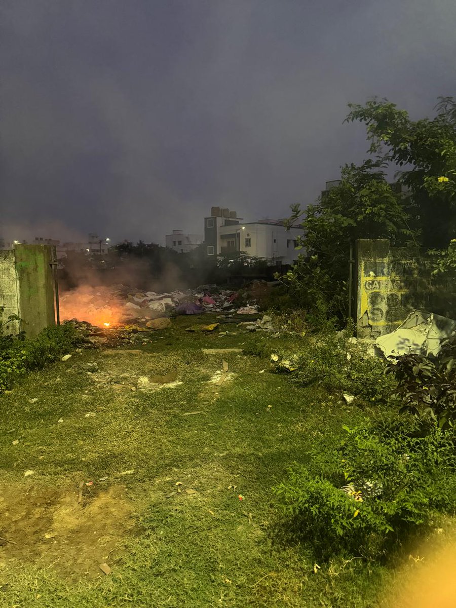 fomrra's tweet photo. Despite complaints to #CMCell this illegal #garbage #dumping and #burning in a private open plot in #Sholinganallur has not been addressed. @Tnpcbofficial @CMOTamilnadu @chennaicorp
https://t.co/aD3n7OKaVt https://t.co/yAyDGrOTvx