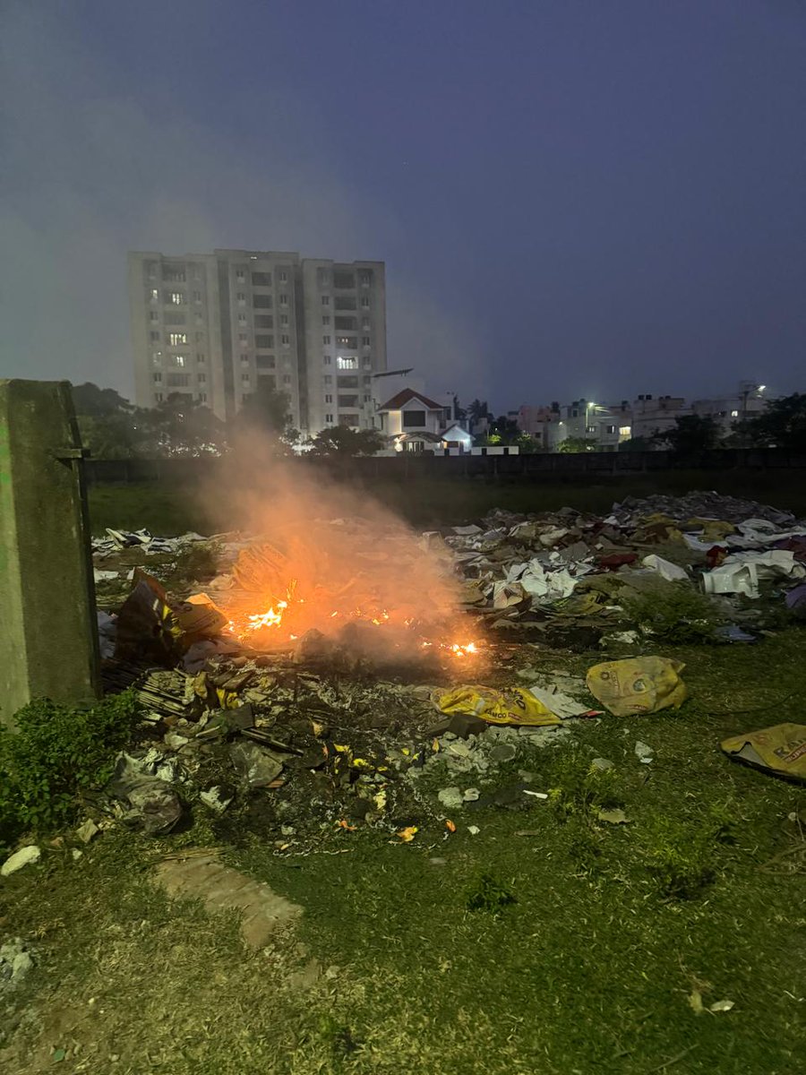 fomrra's tweet photo. Despite complaints to #CMCell this illegal #garbage #dumping and #burning in a private open plot in #Sholinganallur has not been addressed. @Tnpcbofficial @CMOTamilnadu @chennaicorp
https://t.co/aD3n7OKaVt https://t.co/yAyDGrOTvx