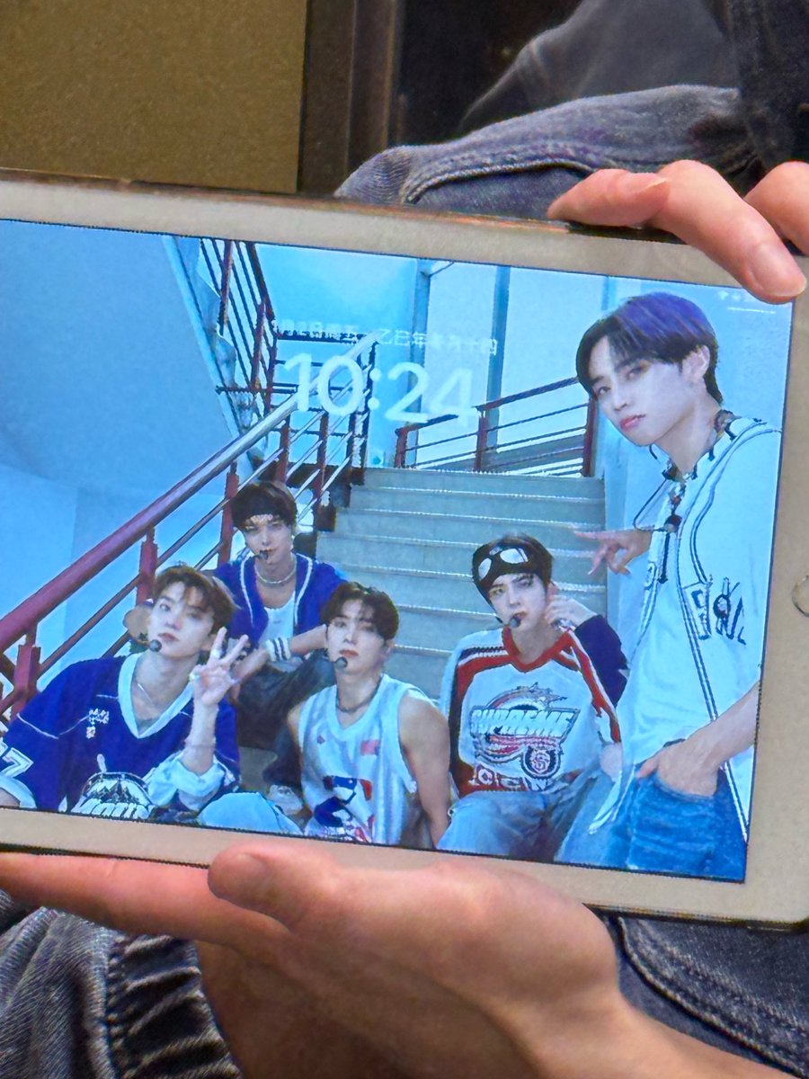 NYUR7C's tweet image. 260105 | 📧 eric on frmm

he mentioned seeing passion fruit unit as the ipad wallpaper at haidilao!

🦄 ah right 
🦄 it just came to my mind
🦄 i told you that i went to haidilao with my friends 
🦄 *sends photo*
🦄 my friend looked at the ipad to order the menu
🦄 “huh? what’s…