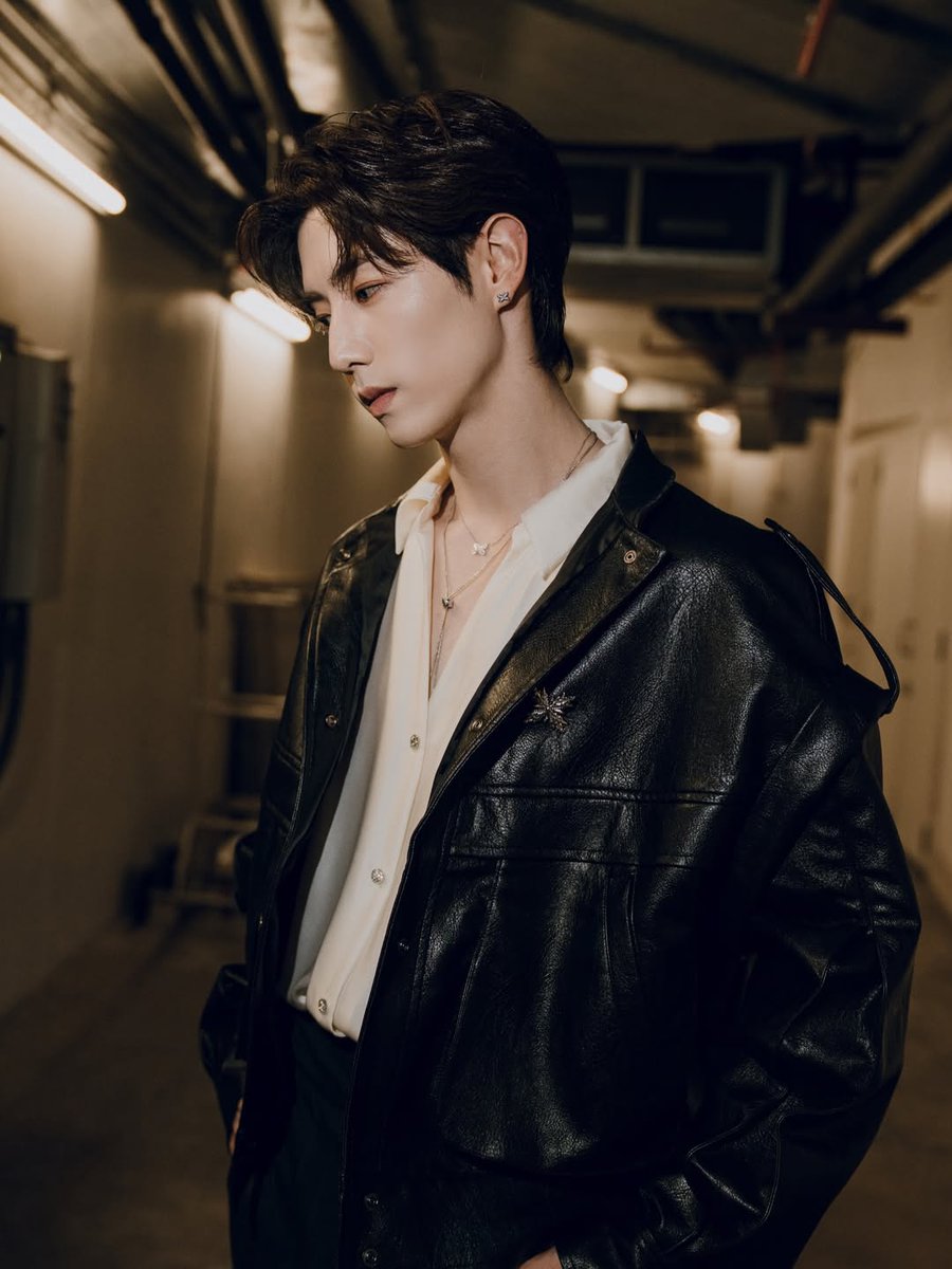 Girldailydotcom's tweet image. ย้อนชมลุคเครื่องประดับ #Chaumet ของ #MarkTuan ในงาน ICONSIAM Amazing Thailand Countdown 2026

ในลุคเสื้อหนังสุดเท่ เสริมความโดดเด่นด้วยสร้อย Liens และ Bee de Chaumet ไวท์โกลด์ประดับเพชร เติมดีเทลด้วยต่างหู Liens และแหวน Bee de Chaumet 2 วง คอมพลีตลุค เรียบหรู มีสไตล์อย่างลงตัว