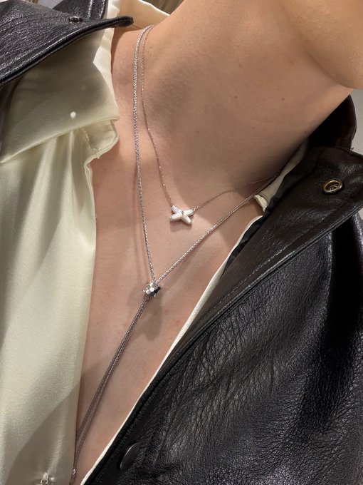 Girldailydotcom's tweet image. ย้อนชมลุคเครื่องประดับ #Chaumet ของ #MarkTuan ในงาน ICONSIAM Amazing Thailand Countdown 2026

ในลุคเสื้อหนังสุดเท่ เสริมความโดดเด่นด้วยสร้อย Liens และ Bee de Chaumet ไวท์โกลด์ประดับเพชร เติมดีเทลด้วยต่างหู Liens และแหวน Bee de Chaumet 2 วง คอมพลีตลุค เรียบหรู มีสไตล์อย่างลงตัว