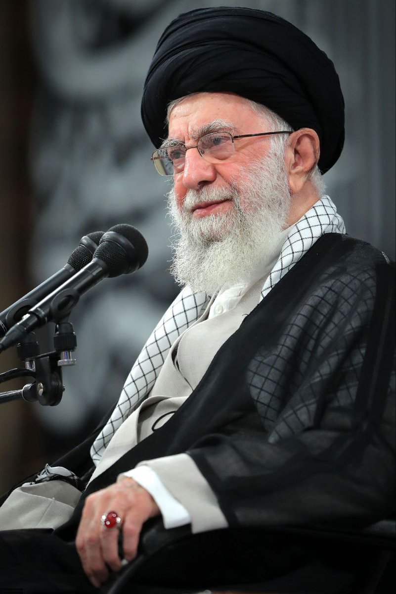 اگر از سرهایمان کوه بسازند، نمی‌گذاریم در تاریخ بنویسند، سید علی خامنه ای تنها ماند!
#لبيك_يا_خامنه_ای‌