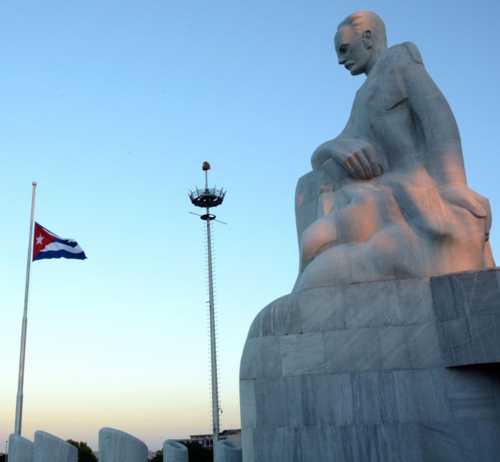 El presidente de la República, <a href="/DiazCanelB/">Miguel Díaz-Canel Bermúdez</a> , declaró dos días de Duelo Nacional, a partir de las 6:00 a.m. del día 5 de enero hasta las 12 de noche del día 6 de enero de 2026. 

#PeriodicoGiron 

#HonorYGloria #CubaHonra