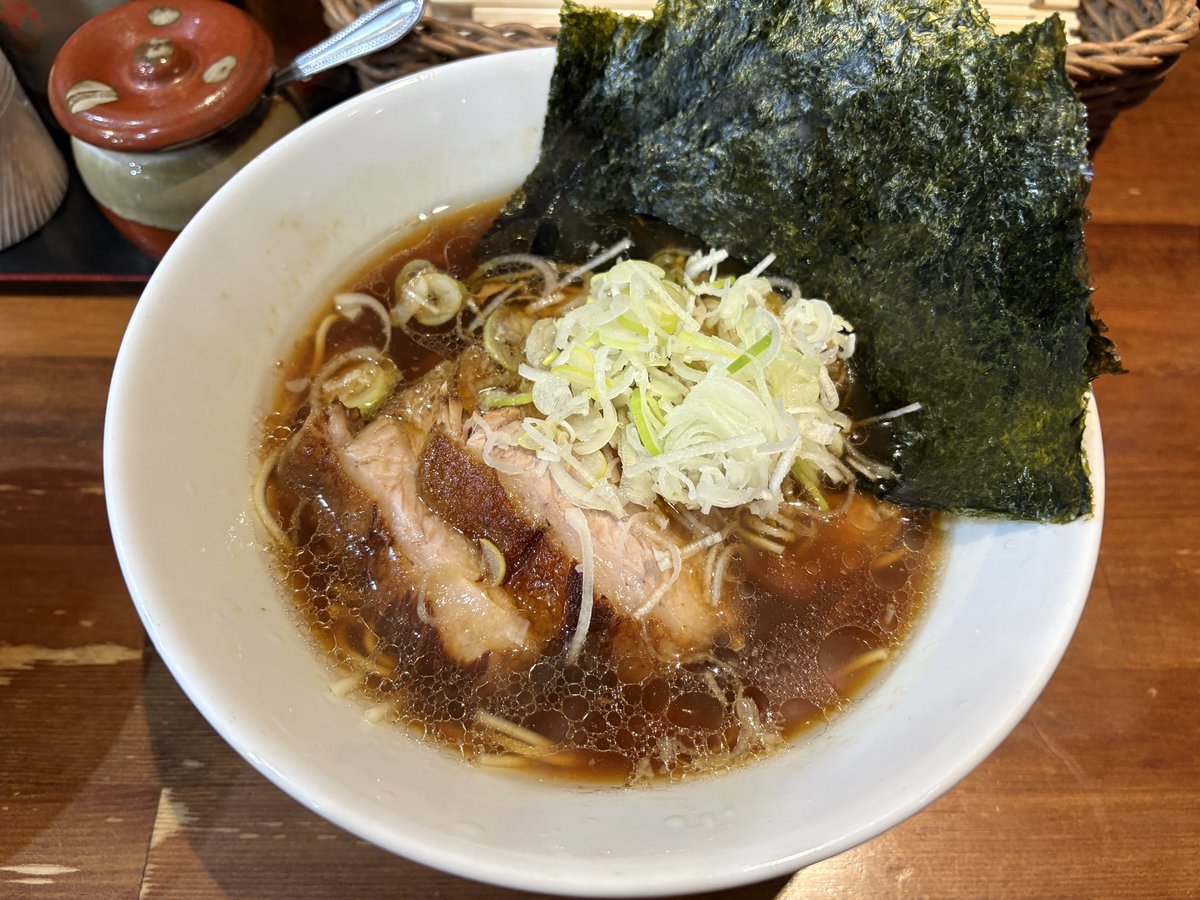 men_san83's tweet photo. 今年一発目に食べたラーメンが美味しくなかったので、その記憶は消し去り今日が一発目。
ラーメン花屋さん。
朝から染み渡る味わい。今年も仕事前にたくさん行きます。ご馳走様でした。 https://t.co/ehelwSwhzb
