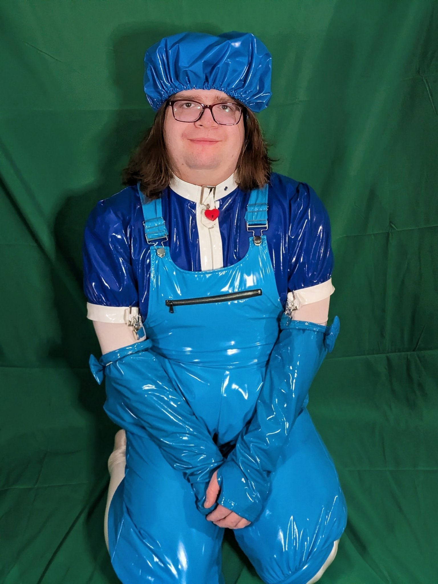 4 pic. I got a new thing! Not an outfit, but an option for a background! The outfit is a bit of a mashup of shiny blue PVC things I have, but I was mostly in it for getting the green screen set up today. https://t.co/nwPlTjaBJP