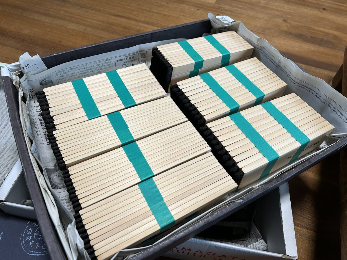 宅急便の時間ギリギリで問屋さんへ発送を終えました🙌ここ数日投稿してきた刷毛は首里城の塗りにお使いいただく刷毛とのことです💡塗りの現場は7月完了予定で頑張っているというのに道具の刷毛が遅くなってしまい申し訳ないです😣💦ほぐし済みなのですぐ活用していただけたら嬉しいです。このあと上塗