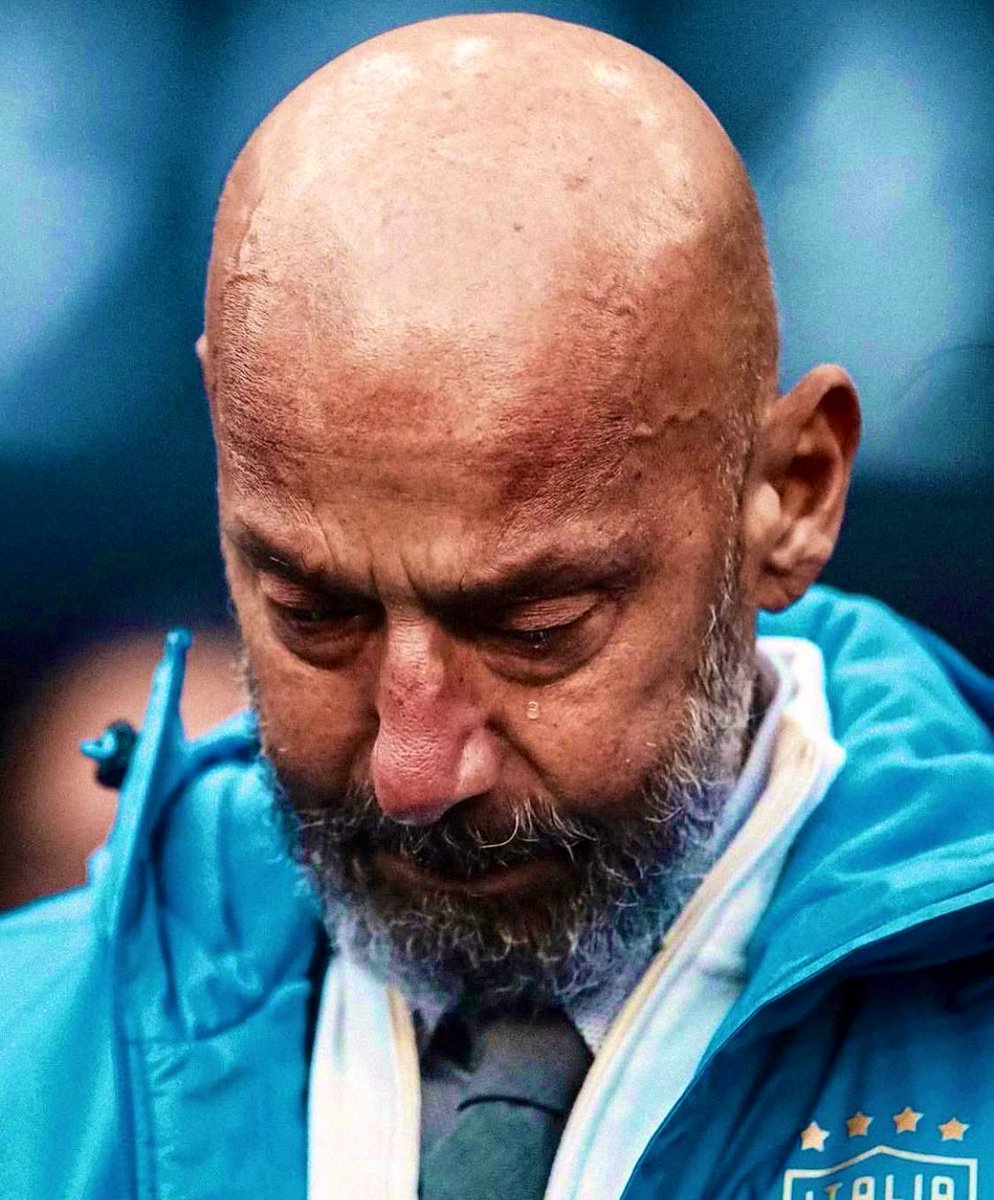 3 yıl önce bugün, Vialli hayatını kaybetti.

“Her şey mideye inen bir yumrukla başladı.
Hani insanın bir anda nefesini kesenlerden… Habersiz, hazırlıksız.

Sky’ı arayıp cumartesi yayına çıkamayacağımı söylüyorum.
Pazar günü Milano’ya giden bir trene biniyorum; dişlerimi