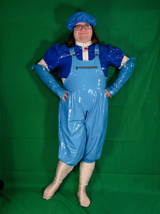 GracideaClub, PvcVee - 2 pic. I got a new thing! Not an outfit, but an option for a background! The outfit is a bit of a mashup of shiny blue PVC things I have, but I was mostly in it for getting the green screen set up today. https://t.co/nwPlTjaBJP