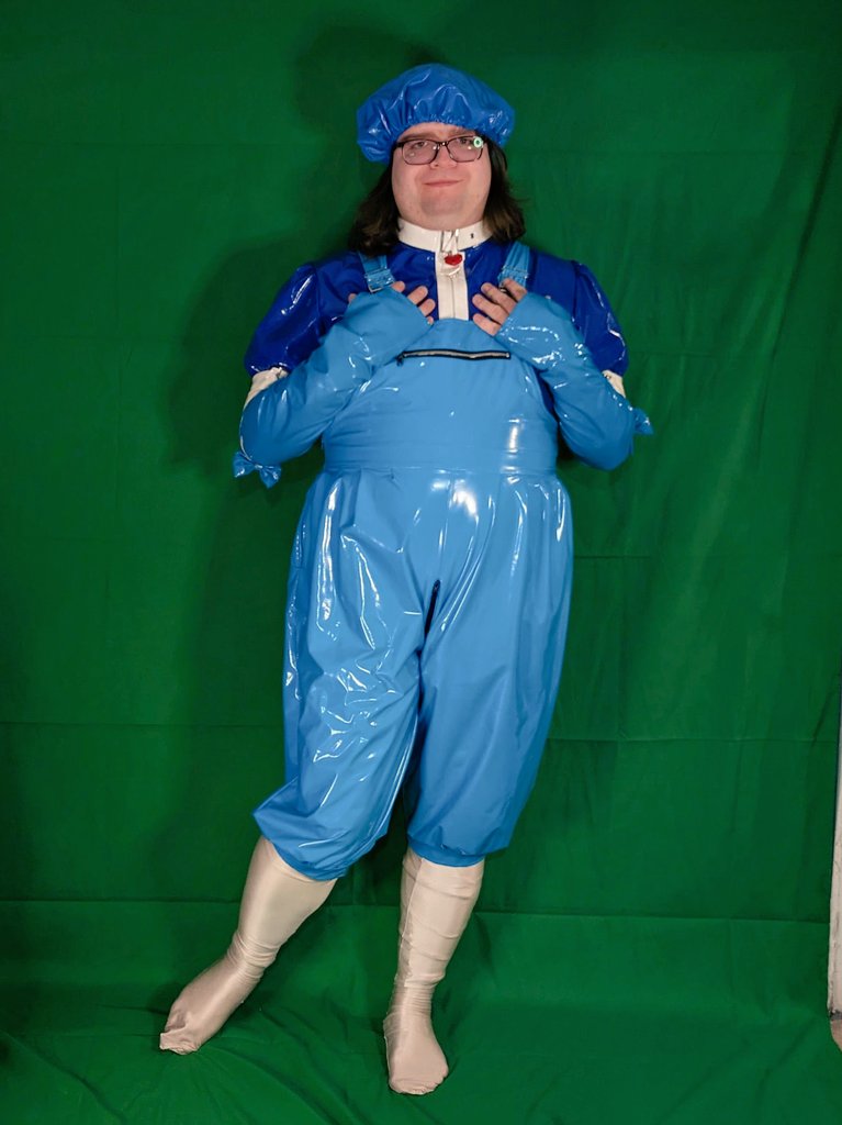 3 pic. I got a new thing! Not an outfit, but an option for a background! The outfit is a bit of a mashup of shiny blue PVC things I have, but I was mostly in it for getting the green screen set up today. https://t.co/nwPlTjaBJP