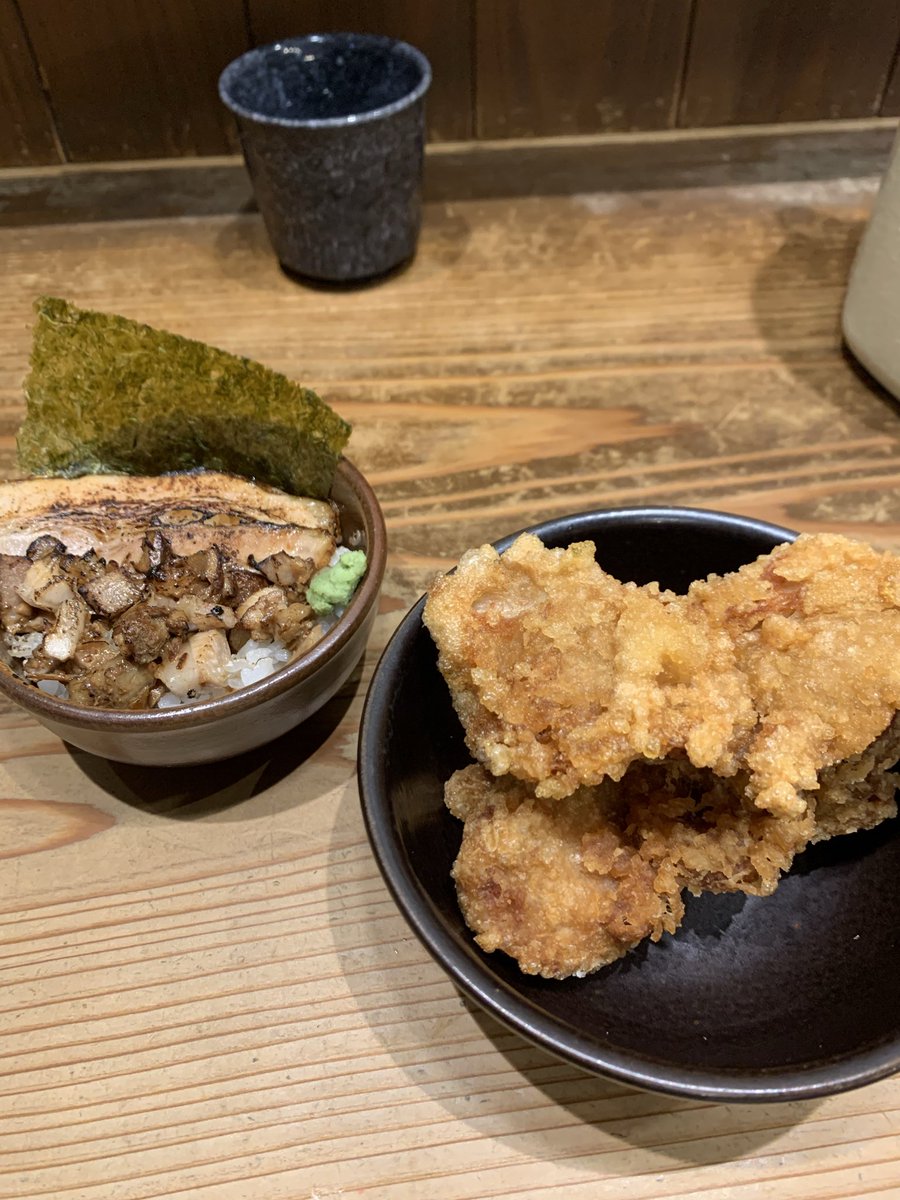 一昨日のラーメン始めの岩本屋さんです🍜

いつもの塩特盛にトッピングたっぷり😋

デカ唐揚げ２個と炙りチャーシュー丼で大満足でした‼️🍜
今年もお世話になります🙏

#ラーメン始め
#岩本屋