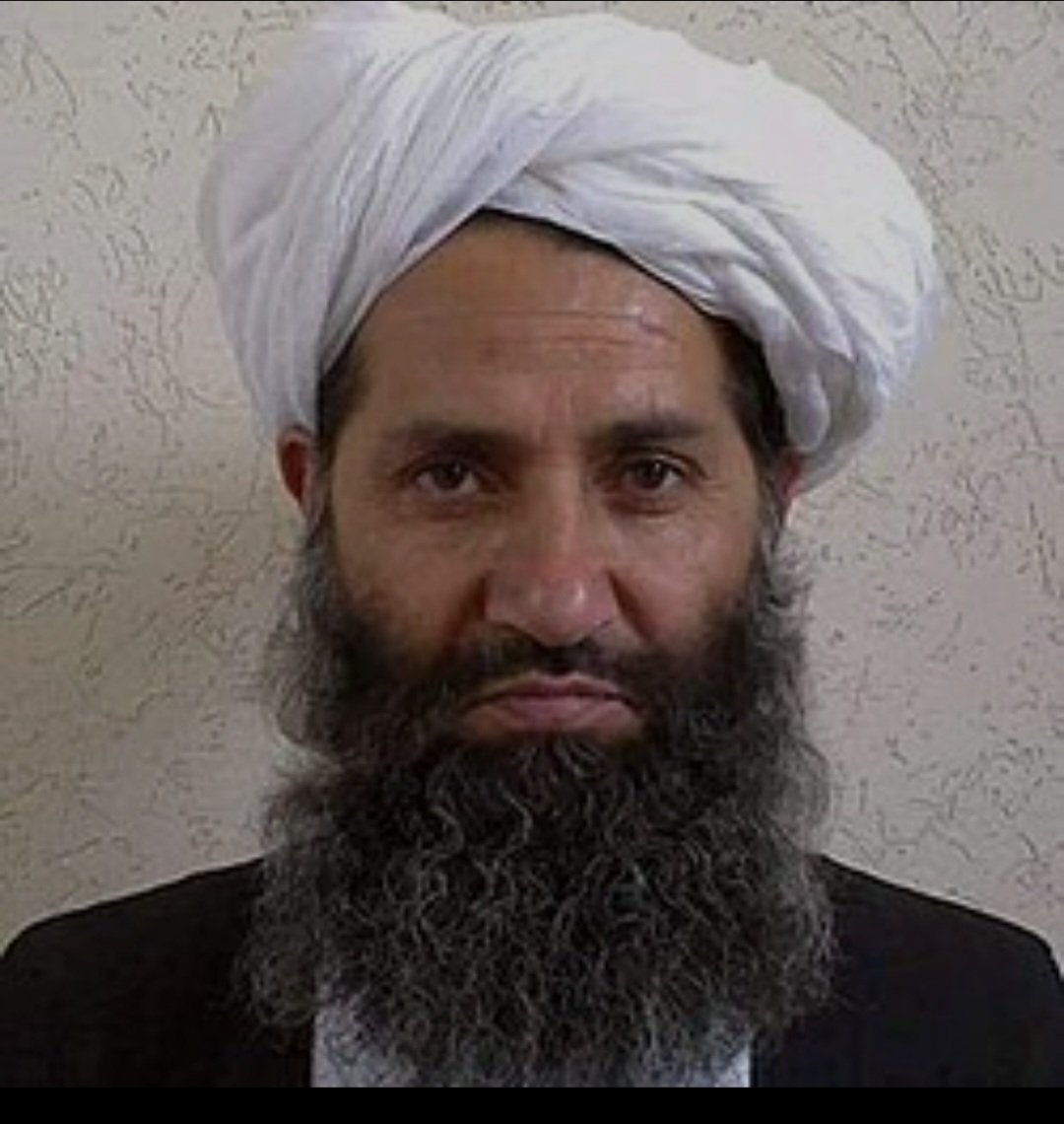 Afganistan islam emirliğ lideri Şeyh Hibatullah Akhundzada yakın zamanda Ülkenin tüm valilerini Kandahar'a çağırdı.
Ancak kendisi planlanan saatten iki saat geç geldi.
Herkes onu bekliyordu.
Geldiğinde herkese yemek ikram edildi, ancak kendisi onlarla birlikte yemedi.
Koruma