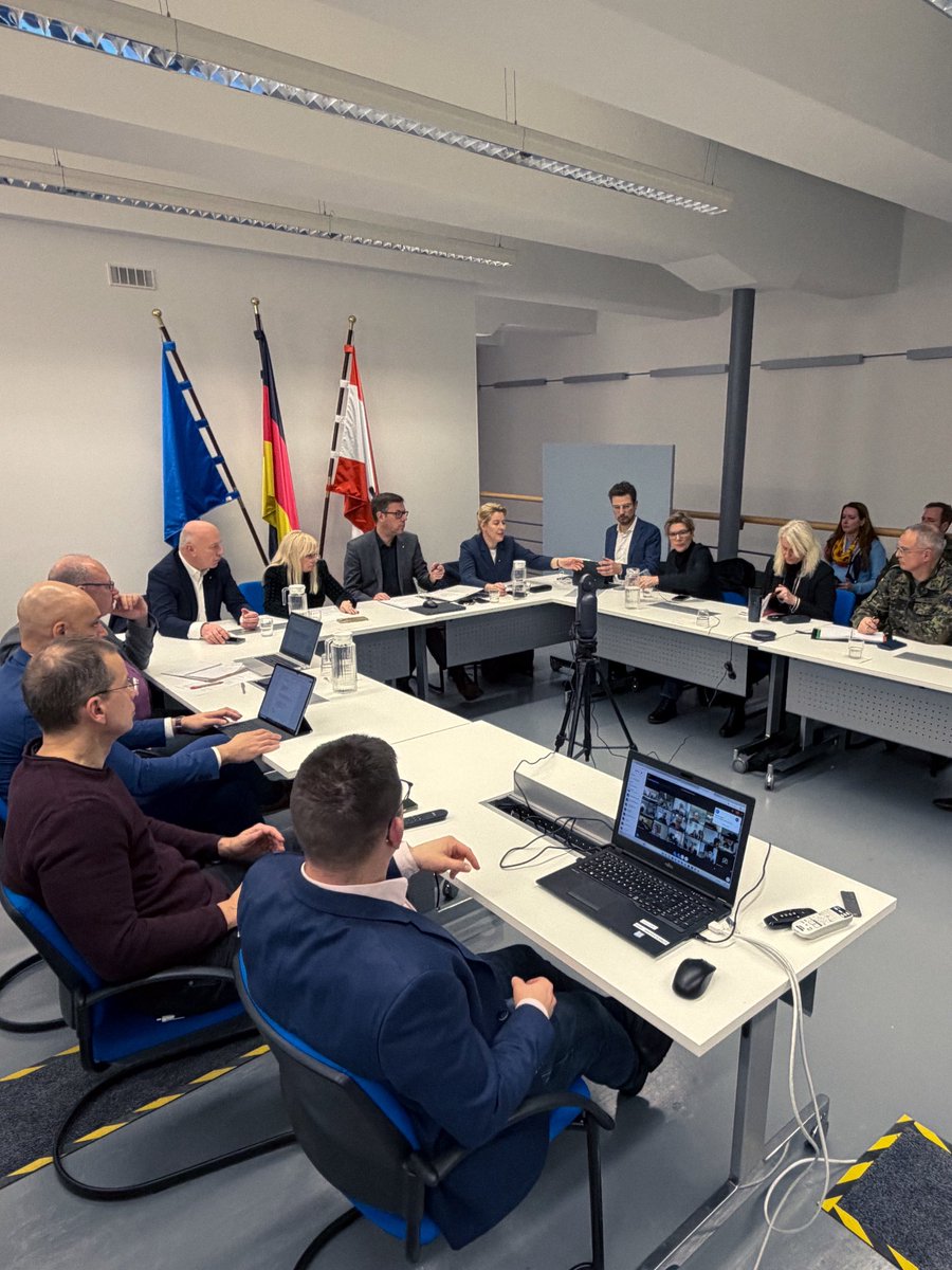 Innensenatorin's tweet photo. ⚠️ ❗️Zentrale Krisenstabssitzung des Landes Berlin – aktuelle Lage zum #Stromausfall:
 
Innensenatorin Iris Spranger hat am Sonntag für #Berlin die Großschadenslage ausgerufen. Das ist rechtlich geregelt im Gesetz über den Katastrophenschutz im Land Berlin § 10, Absatz 2: „Die für Inneres zuständige Senatsverwaltung stellt Eintritt und Ende einer Großschadenslage für das Land Berlin fest.“ Für die vielen Ehrenamtlichen erleichtert dies die Freistellung durch ihre jeweiligen Arbeitgeber.
 
Ein ressortübergreifender Krisenstab unter Leitung von Innenstaatssekretär Christian Hochgrebe koordiniert die Krisenstäbe der Hauptverwaltung und der Bezirke und ist das Bindeglied für andere Behörden. Im Fokus dabei steht, dass die operative Unterstützung zusammengezogen wird, um den Menschen schnell und bestmöglich zu helfen.
 
ℹ️ Aus der aktuellen Lage:
 
▪️Etwa ein Drittel der betroffenen Haushalte sind inzwischen wieder am Strom. Alles was schnell wieder ans Netz genommen werden konnte, wurde schrittweise angeschlossen. (Vergangene Nacht nochmal 4.000 Haushalte.)
▪️Krankenhäuser und Pflegeeinrichtungen haben weiterhin höchste Priorität und werden bevorzugt abgesichert. ▪️Berliner Feuerwehr und Hilfsorganisationen versorgen die vulnerablen Gruppen.
▪️Es gilt: Notstrom vor Verlegung. Die Versorgung vor Ort hat immer Vorrang.
▪️Die Grundversorgung wird gesichert. Viele Supermärkte haben bereits geöffnet, weitere sollen über Notstrom angeschlossen werden.
▪️Die Bevölkerung wird weiterhin fortlaufend informiert. Rund 30 Fahrzeuge der Polizei Berlin mit Lautsprecheranlagen sind im Einsatz und machen Durchsagen.
▪️Unter https://t.co/ZkllbB95ys finden sich alle relevanten Informationen und Hilfsangebote (mehrsprachig)
▪️Ein Amtshilfeersuchen an die Bundeswehr wurde gestellt. Sie unterstützt bei Logistik, Transport und Betrieb von Notstromaggregaten.
▪️Der ÖPNV stabilisiert sich schrittweise, weitere Verbesserungen im Bereich Wannsee und Umgebung werden vorbereitet.
▪️Die Sicherheitslage ist im Blick: Erhöhte Polizeipräsenz an sensiblen Punkten. Mobile Wachen als Anlaufstellen vor Ort im Einsatz. ▪️Auch Unterstützungsangsangebote aus anderen Bundesländern sind eingegangen.