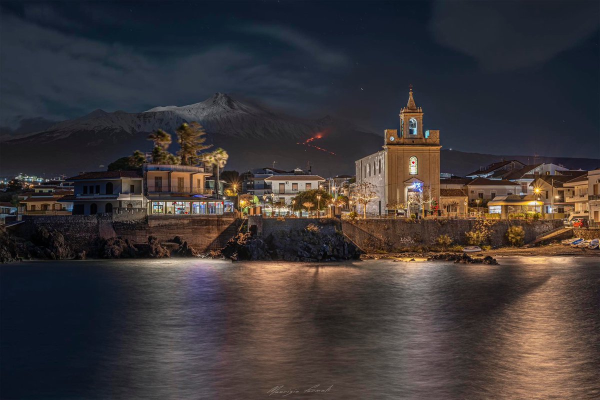 VisitSicilyOP's tweet photo. What a view!

Have a great night from the little village od #Stazzo
 #Acireale #Catania #etna #volcano #eruzione #unesco https://t.co/w3vMsGKrxs