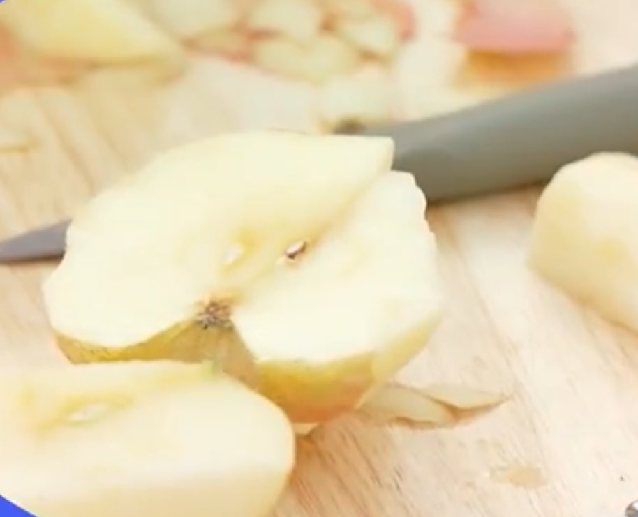 _rn_jm's tweet image. mbti별로 여자친구가 한참을 사과 깎다가 이런음식 보여주면 무슨반응할지 인용으로 공유해줘...

enfp.사과짜고맛있을것같다고박수쳐주기♡