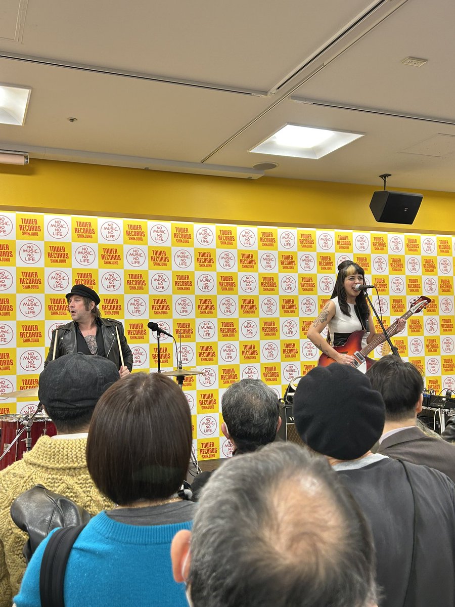 ALEX_ver059's tweet photo. #thecourettes、インストアイベが業務後間に合ったので行ってみたけど、率直に「来て良かった」しか無い。ていうか、「え、コレマジでフリーで良いんすか?w」って言うくらいの内容。しかもギターウルフ・セイジ兄貴が前説とか贅沢過ぎんかコレw
ありがとうございました、週明けから元気出たわコレ https://t.co/ueZiuSiaxB