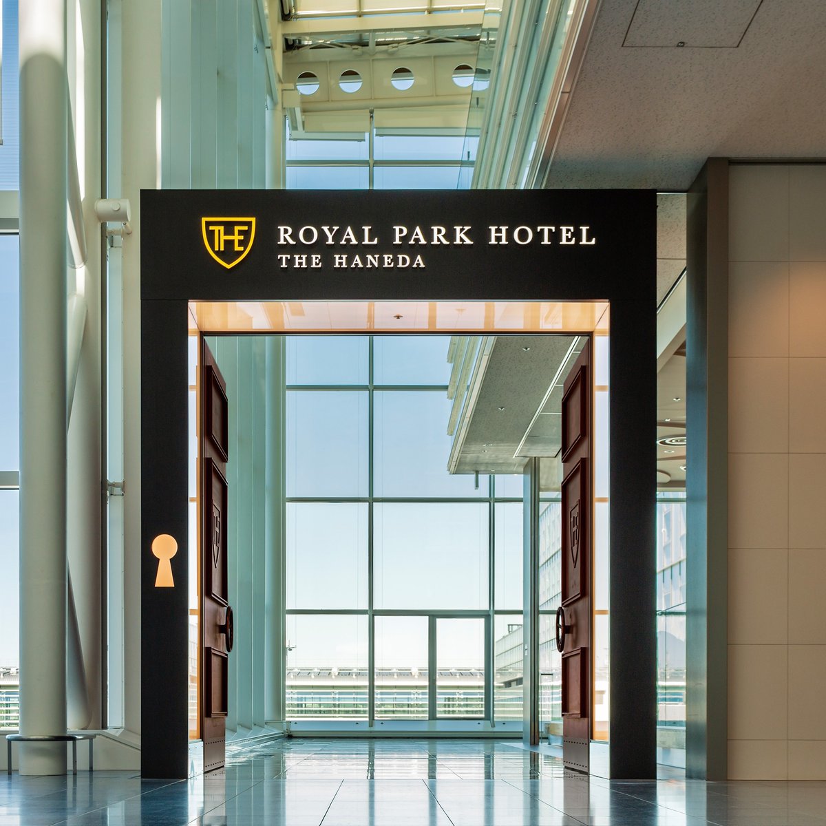 RoyalParkHaneda's tweet photo. 新年あけましておめでとうございます。

本年も、旅の始まりと終わりに寄り添える存在でいられるよう、心を込めたおもてなしをお届けしてまいります✨

皆さまにとって、実り多い一年となりますように。

変わらぬご愛顧を賜りますよう、何卒よろしくお願い申しあげます。
#新年のご挨拶 #2026 https://t.co/HATyvd5SNR