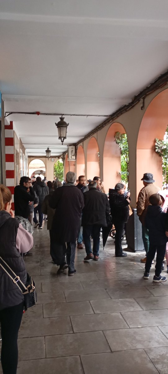 MariaPilarPV's tweet photo. La Calle Artes de Arcos sirve de refugio para ver la cabalgata de #Almeria https://t.co/hhDjTeWuv8