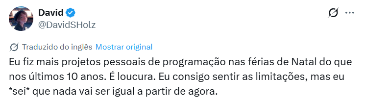 fabriciocarraro's tweet photo. "Nunca me senti tão atrasado como programador" - essa foi uma frase que o Andrej Karpathy (@karpathy), uma das maiores referências de IA no mundo, soltou recentemente e fez bastante barulho. 

Esse final de 2025 e início de 2026 foi aquela época que a galera de liderança tem mais tempo livre pra desenvolver projetos pessoais, e pelo jeito, todos eles mergulharam nos agentes de programação.

Além desse do Karpathy, outros dois exemplos que circularam muito foram o do David Holz (@DavidSHolz) (fundador da Midjourney, ex-NASA) dizendo que conseguiu fazer mais projetos pessoais nesse período de férias de fim de ano do que nos últimos 10 anos; e o da Jaana Dogan (@rakyll) (Principal Engineer no Google), comentando que o Claude Code gerou em uma hora um protótipo de sistema distribuído que a equipe dela vinha há um ano tentando alinhar e construir.

Isso me fez refletir nos últimos dias e ter conversas com algumas das pessoas mais inteligentes que eu conheço. A primeira reação natural é o ceticismo: será que a equipe da Jaana era ruim? Ou será que comparar um protótipo de IA com um sistema legado complexo é injusto?

Ambas as coisas podem ser verdade, mas falando com base em experiência própria e relatos de amigos próximos nos últimos 2-3 meses, esses exemplos têm começado a se multiplicar. Estou escutando de VÁRIOS Devs muito experientes e que confio sobre casos reais de demandas que levariam 1 mês sendo entregues em 1 semana, um ganho de eficiência de 4x.

Aí, existe um paradoxo interessante que um desses amigos trouxe: se a produtividade na escrita de código aumentou 4x, por que não estamos vendo a Apple, Google ou Microsoft lançando 4x mais softwares ou features?

A conclusão que eu chego com esses pontos pode ser dolorosa pra galera mais 'roots', mas acho que não tanto pra lideranças com mais experiência: escrever linhas de código definitivamente não é o gargalo de produtos digitais. O gargalo real é a definição do produto, o alinhamento de requisitos e, principalmente, a decisão do que construir.

Um desses amigos soltou uma frase que me pegou bastante (juro que não é fanfic): "Já estou vendo isso no meu time. O Dev que atua só como um 'digitador de código' está virando quase um datilógrafo de luxo, e já está começando a bater cabeça. Já o Dev com 'cabeça de produto', que entende do negócio, está voando aqui dentro.". 

E eu adiciono: vendo a evolução de ferramentas como Replit, Lovable e outras, mesmo a pessoa de produto que não é desenvolvedora já está conseguindo criar protótipos em uma velocidade que era impossível até pouco tempo atrás.

Pra quem é Dev, acredito que o padrão no Brasil tem sido Cursor + Claude Opus 4.5. Já nos EUA, eu praticamente só escuto falar do Claude Code.

No fim das contas, dá pra concluir que a barreira técnica diminuiu, mas a responsabilidade de escolher a solução certa aumentou.

Fica a pergunta sincera: essa aceleração de 4x já chegou no time de vocês ou ainda parece distante?