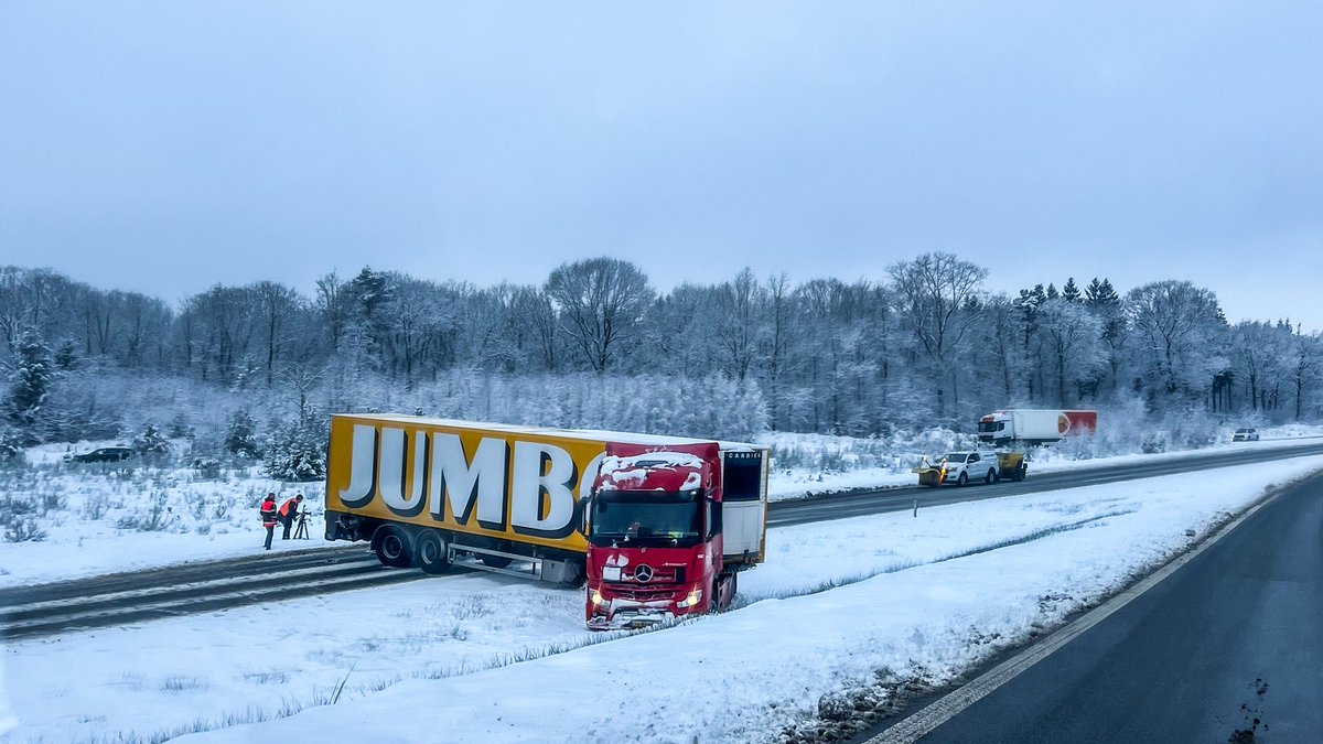 Vrachtwagen van de weg geraakt op N381 bij Appelscha