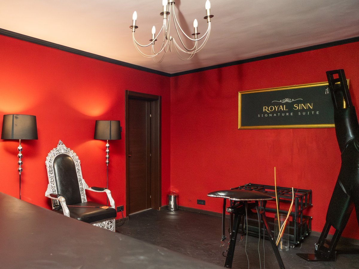 royalsinnsuite's tweet photo. As a dominant, exploring a dungeon's unique furniture for the first time is thrilling! Each piece is a new adventure waiting to be experienced. https://t.co/CgmtogZPIg