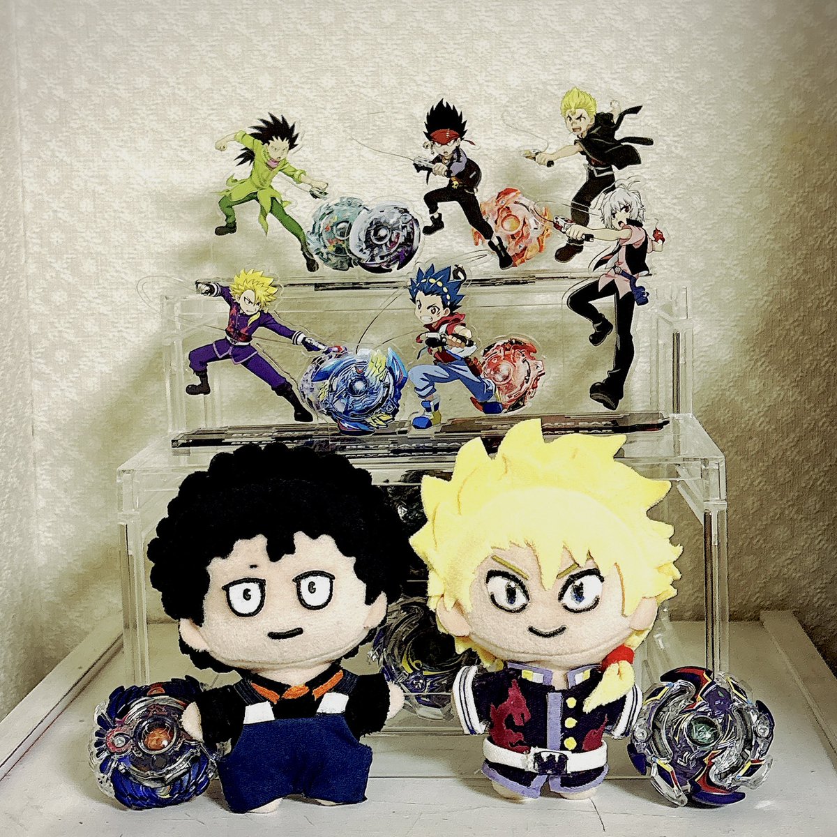 ダイソーのディスプレイステージ
めちゃくちゃ良い〜〜〜！！！👏👏

2段のほうを購入したけど
手前側にぬいを配置して奥側に
アクスタを飾ったら高さバランス
ちょうど良い感じになりました🥰