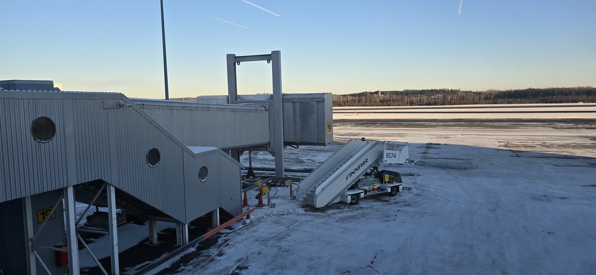 Deventerweb's tweet photo. This gate in #helsinki is for @KLM. Its about -20 celcius, all companies are flying to several countries, public transportation works, we drove with the taxi here, but @Schiphol #AMS and @NS_online can not deliver... @wkoolmees perhaps onboard management from @finland https://t.co/Av9CBF0qlJ