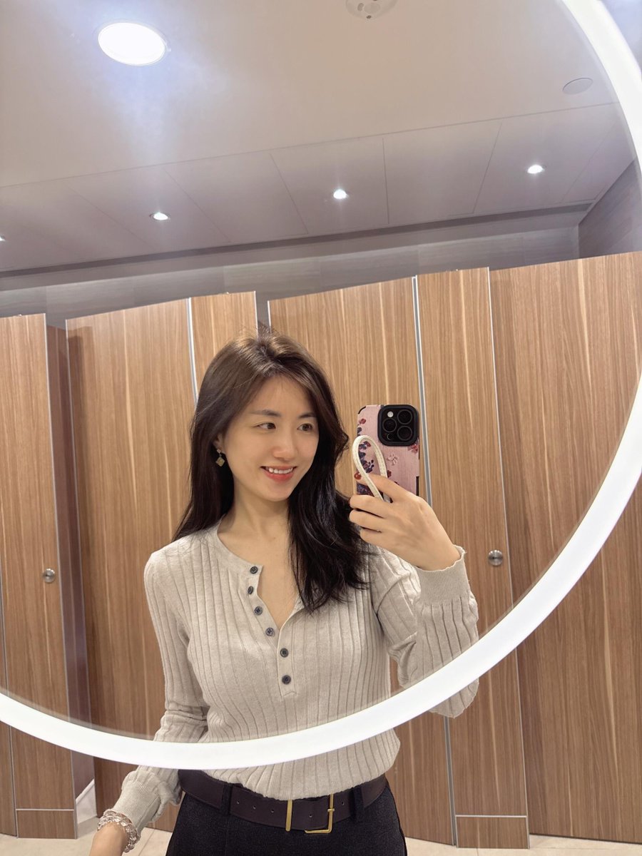 Vanny_943's tweet photo. 习惯了了头发的重量，今天去把头发打薄了，突然感觉头上的重量轻了十斤😋😋 https://t.co/V15I599DCj