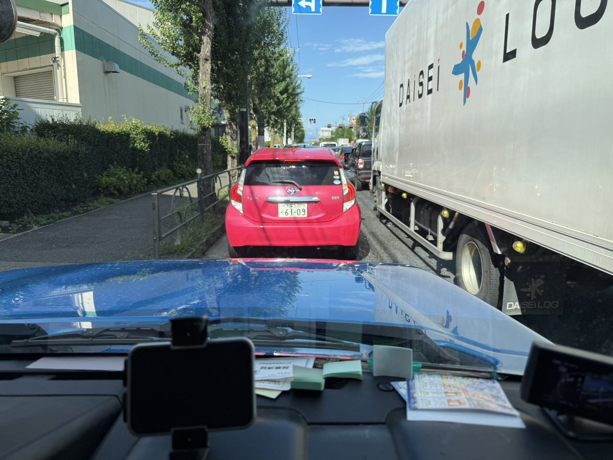 新青梅街道は左側の車線がかなり狭くて5ナンバーサイズでかなりパツパツになる位だからこれがアメ車なら余裕ではみ出る