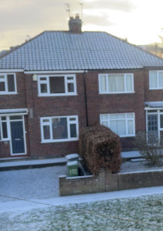#uksnow Couple of heavy snow showers on and of with light snow ❄️ YO10  4/10