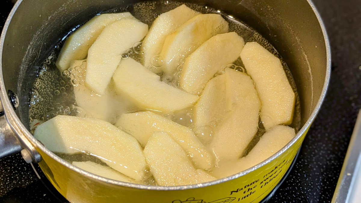 リンゴの味が落ちてきてしまった時は
CCレモンで煮ると美味いのです🤤🍎
くし切りにしたリンゴ1個とCCレモン200mlを鍋に入れ、水気が飛ぶまで10分ほど煮込むだけ。
爽やかなアップルパイの中身みたいな味わいのコンポートが完成します…！
ビタミンCの効果で色も鮮やかな仕上りに。ぜひお試しを！！