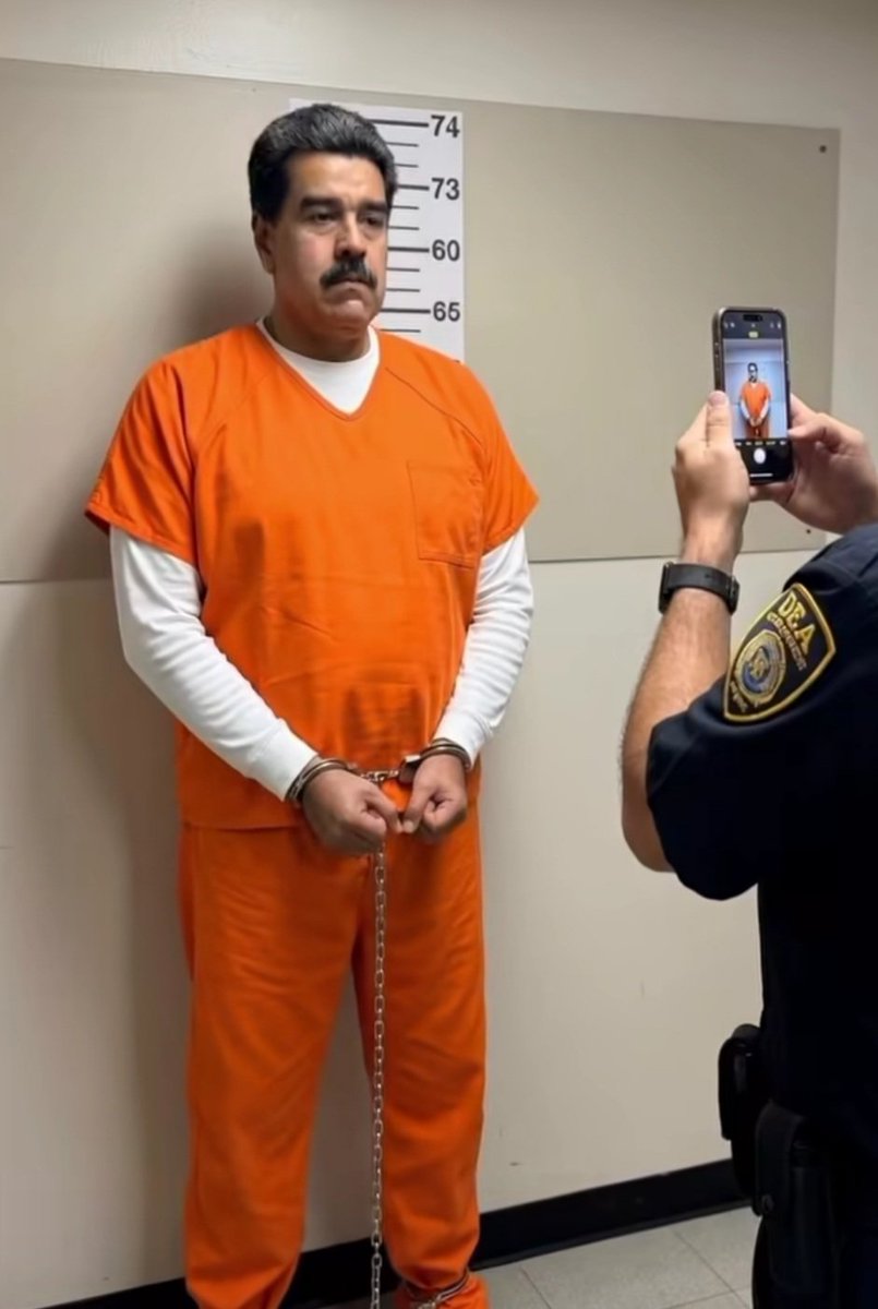 smaciasr's tweet image. Que gran placer siento al ver  esta imagen, la de @NicolasMaduro , un asesino desalmado que hundió en el hambre y miseria a millones de Venezolanos e hizo que huyeran de su tiranía a mas de 8 millones a otros paises, de rodillas, esperando el filo de la espada de la justicia que