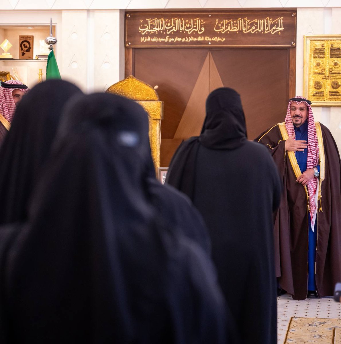 EmarahAlQassim's tweet photo. خلال إستقبال سموه محافظ عنيزة سعد السليم،و مدير عام فرع وزارة الموارد البشرية والتنمية الاجتماعية بالمنطقة عبدالله السباعي، ونائب رئيس جمعية الاستثمار التنموي بمحافظة عنيزة خلود العتيبي، وعدد من أعضاء مجلس إدارة الجمعية..

سمو #أمير_منطقة_القصيم: 
ارحب بالأخوات الكريمات أعضاء مجلس ادارة جمعية الاستثمار التنموي (نمو) وأبارك منجزات الجمعية التي افتخر بأنها تترجم برنامج التمكين في عملية التنمية المستدامة والإنجاز الملموس.