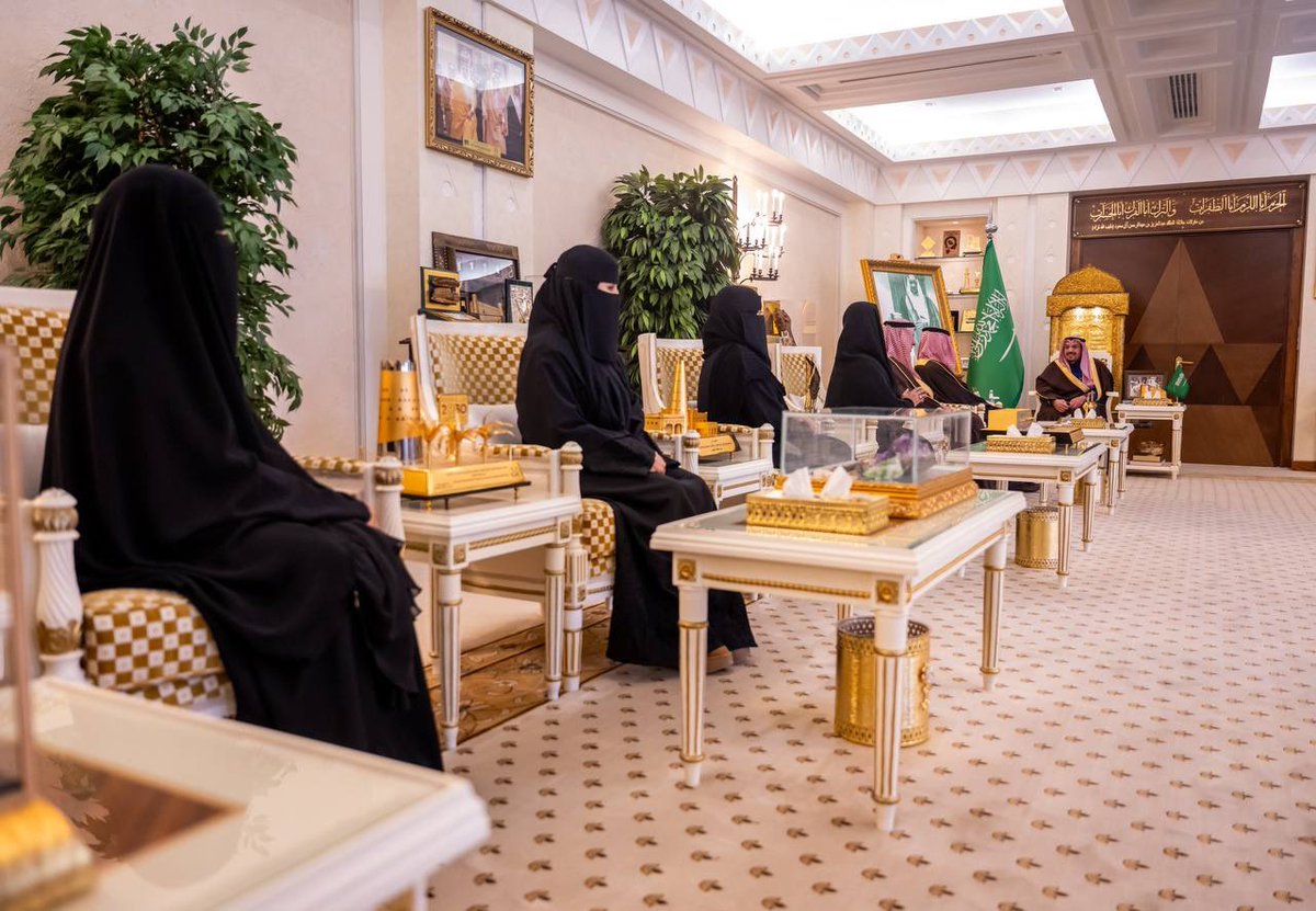 خلال إستقبال سموه محافظ عنيزة سعد السليم،و مدير عام فرع وزارة الموارد البشرية والتنمية الاجتماعية بالمنطقة عبدالله السباعي، ونائب رئيس جمعية الاستثمار التنموي بمحافظة عنيزة خلود العتيبي، وعدد من أعضاء مجلس إدارة الجمعية..

سمو #أمير_منطقة_القصيم: 
ارحب بالأخوات الكريمات أعضاء